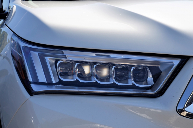 moto-CHATEAUVIEUX-min_acura-headlamp-2834131